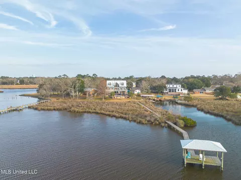 957 N Shore Dr, Biloxi, MS 39532