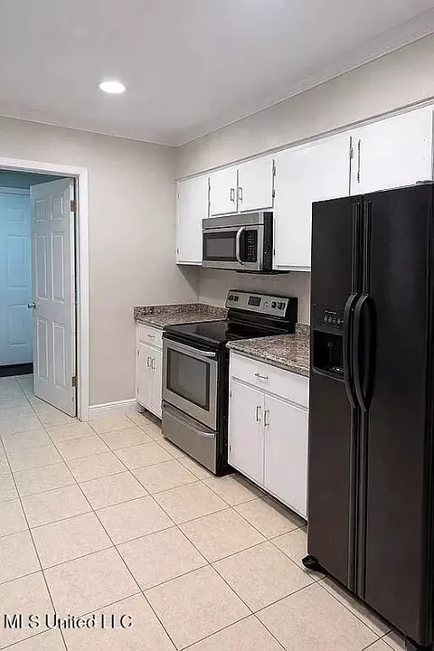 Kitchen - 3225 Riverbend Rd, Moss Point, MS 39562 photo 2 of 3
