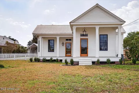 326 Carroll Ave, Bay Saint Louis, MS 39520