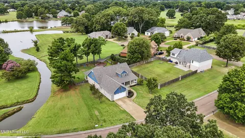 8247 Montrose Dr, Olive Branch, MS 38654