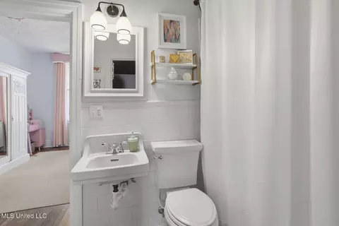 Bath - 818 Pinehurst Pl, Jackson, MS 39202 photo 1 of 4