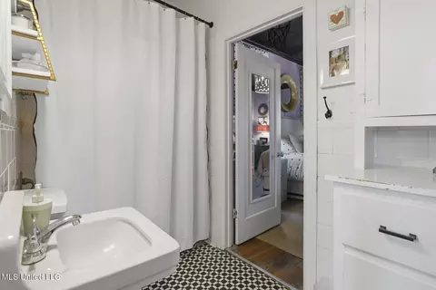 Bath - 818 Pinehurst Pl, Jackson, MS 39202 photo 2 of 4