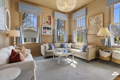 Living - 818 Pinehurst Pl, Jackson, MS 39202 photo 4 of 5