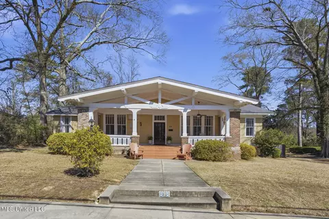 818 Pinehurst Pl, Jackson, MS 39202
