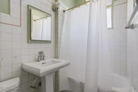 Bath - 818 Pinehurst Pl, Jackson, MS 39202 photo 4 of 4