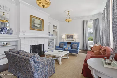 Living - 818 Pinehurst Pl, Jackson, MS 39202 photo 2 of 5