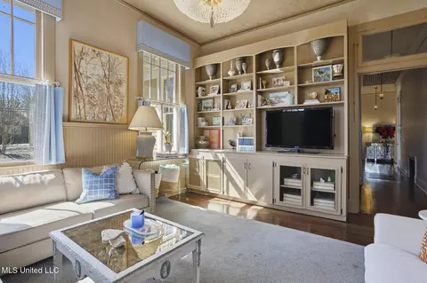 Living - 818 Pinehurst Pl, Jackson, MS 39202 photo 5 of 5