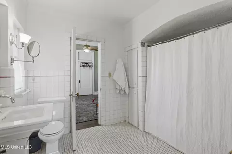 Bath - 818 Pinehurst Pl, Jackson, MS 39202 photo 3 of 4