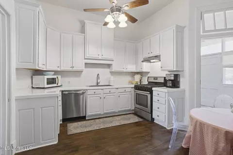 Kitchen - 818 Pinehurst Pl, Jackson, MS 39202 photo 1 of 4