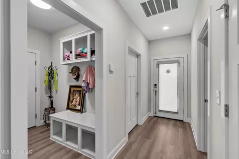 Entry Way - 817 Long Leaf Cir, Brandon, MS 39042 photo 3 of 3