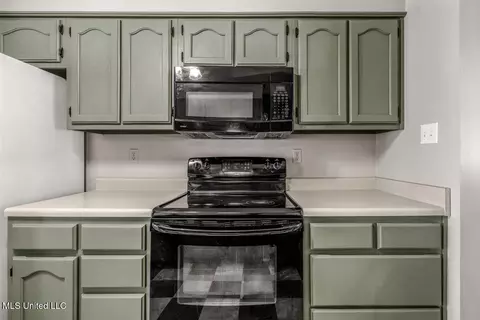 Kitchen - 270 Gaslight Cv, Hernando, MS 38632 photo 2 of 3