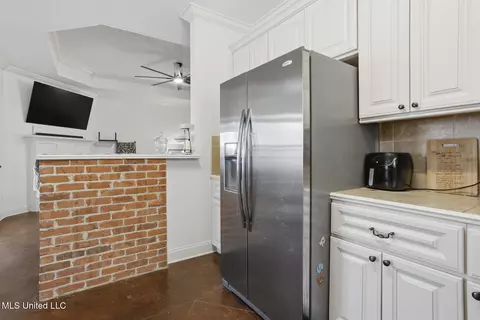 Kitchen - 309 Flagstone Dr, Brandon, MS 39042 photo 3 of 4