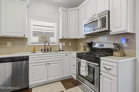 Kitchen - 309 Flagstone Dr, Brandon, MS 39042 photo 2 of 4