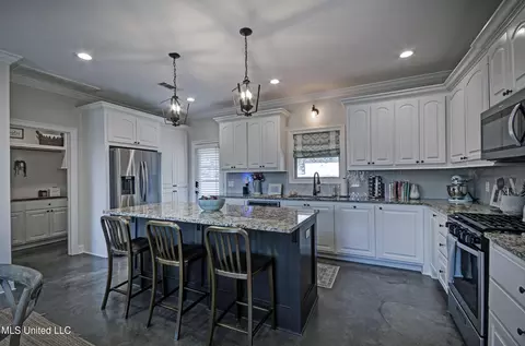 Kitchen - 604 Chambord Dr, Brandon, MS 39042 photo 2 of 4