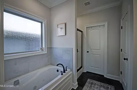Bath - 604 Chambord Dr, Brandon, MS 39042 photo 2 of 5