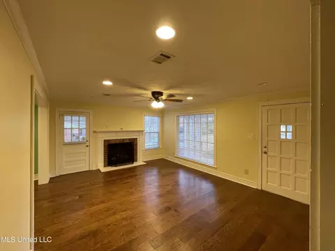 Living - 113 Brady Dr, Brookhaven, MS 39601 photo 2 of 5