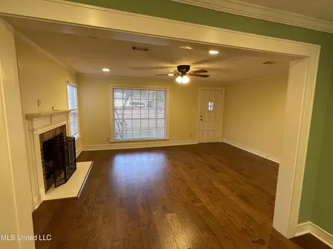 Living - 113 Brady Dr, Brookhaven, MS 39601 photo 4 of 5