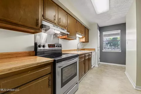Kitchen - 288 Highpoint Dr, Diamondhead, MS 39525 photo 3 of 3