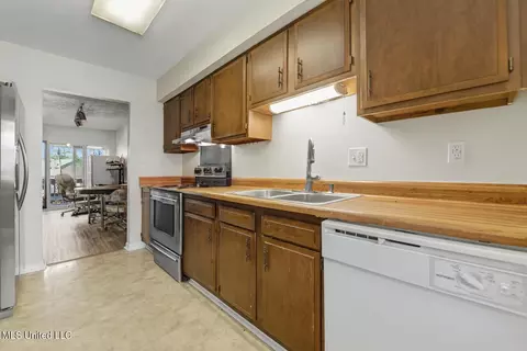 Kitchen - 288 Highpoint Dr, Diamondhead, MS 39525 photo 1 of 3