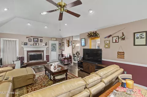 Living - 142 Lynne Ln, Lucedale, MS 39452 photo 2 of 2