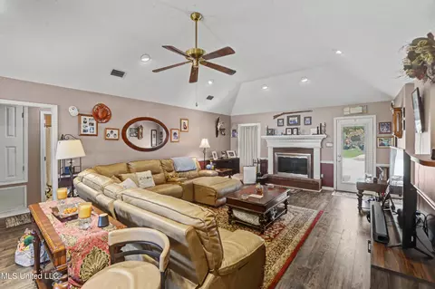 Living - 142 Lynne Ln, Lucedale, MS 39452 photo 1 of 2