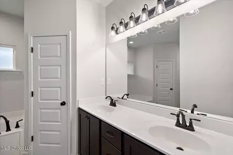 Bath - 6510 Benjamin Cv, Walls, MS 38680 photo 1 of 3