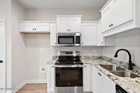 Kitchen - 6510 Benjamin Cv, Walls, MS 38680 photo 2 of 2