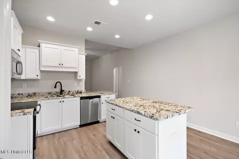 Kitchen - 6510 Benjamin Cv, Walls, MS 38680 photo 1 of 2