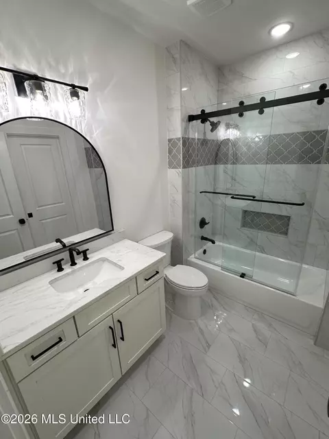 Bath - 7000 Vaiden Rd, Hernando, MS 38632 photo 6 of 8