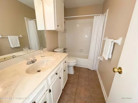 Bath - 521 Berwick Dr, Brandon, MS 39047 photo 1 of 2