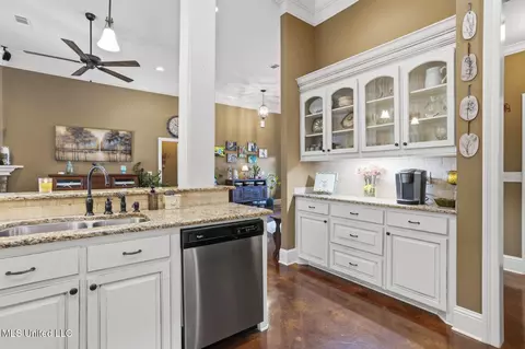 Kitchen - 128 Belle Oak Dr, Brandon, MS 39042 photo 3 of 3