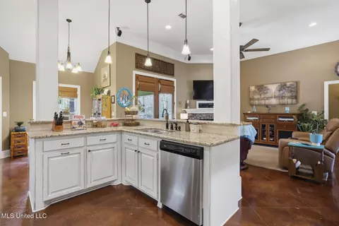 Kitchen - 128 Belle Oak Dr, Brandon, MS 39042 photo 2 of 3