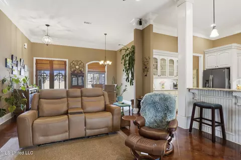 Living - 128 Belle Oak Dr, Brandon, MS 39042 photo 1 of 1