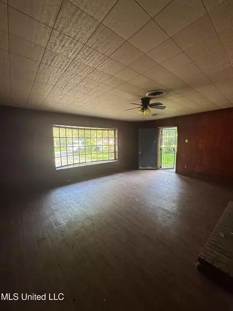 Living - 3218 Meadow Forest Dr, Jackson, MS 39212 photo 1 of 4