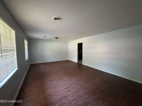 Living - 3218 Meadow Forest Dr, Jackson, MS 39212 photo 3 of 4