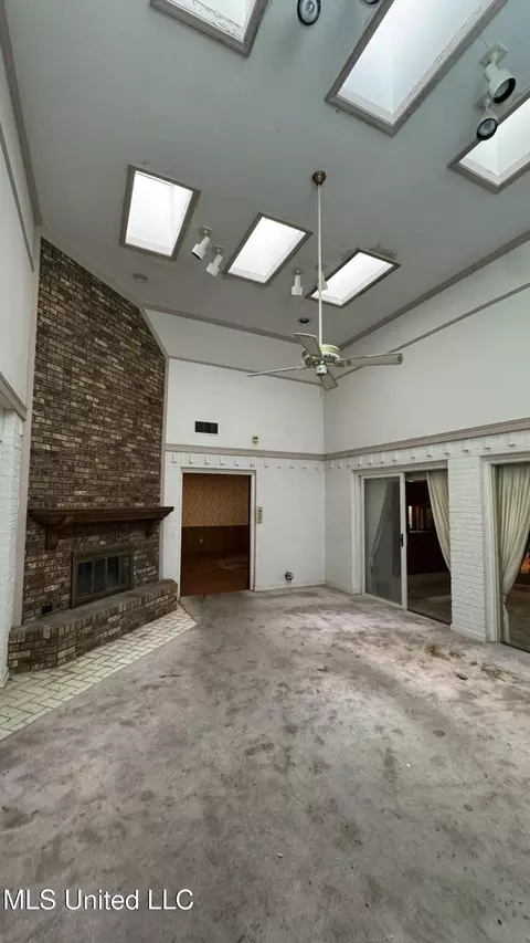 Living - 115 Avian Ln, Jackson, MS 39204 photo 3 of 9