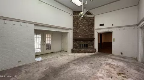 Living - 115 Avian Ln, Jackson, MS 39204 photo 2 of 9