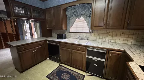 Kitchen - 115 Avian Ln, Jackson, MS 39204 photo 2 of 3