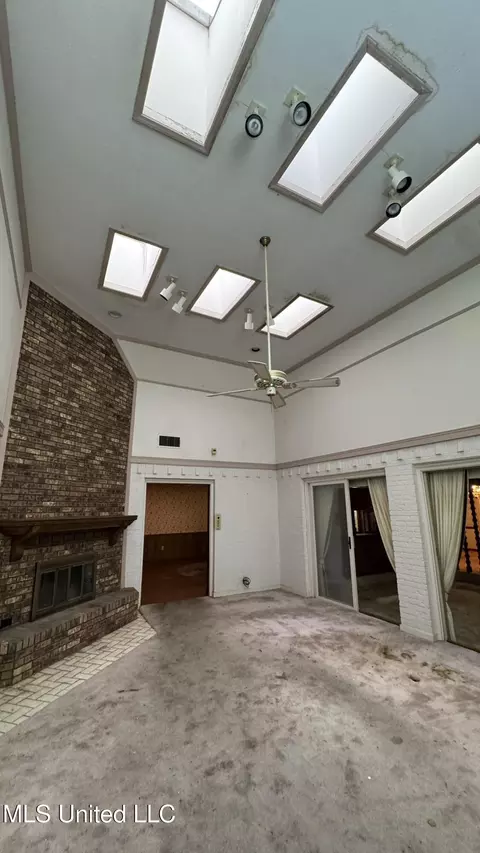 Living - 115 Avian Ln, Jackson, MS 39204 photo 4 of 9