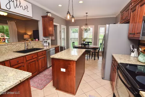 Kitchen - 1742 W Keenlan Dr, Hernando, MS 38632 photo 6 of 6