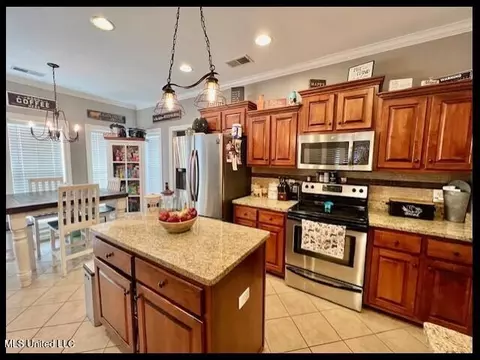 Kitchen - 1742 W Keenlan Dr, Hernando, MS 38632 photo 2 of 6