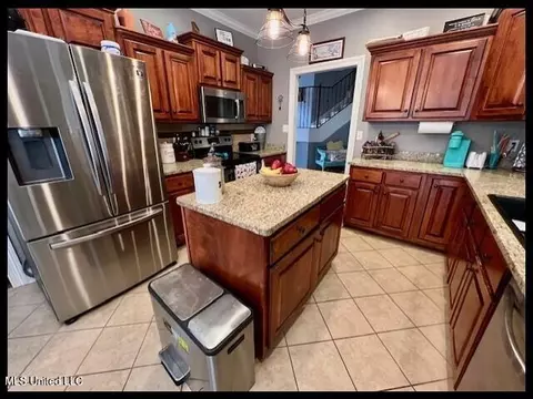 Kitchen - 1742 W Keenlan Dr, Hernando, MS 38632 photo 3 of 6