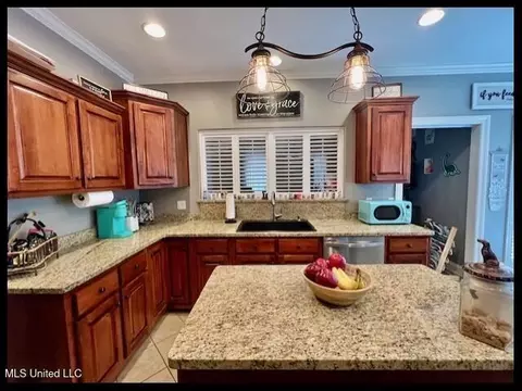 Kitchen - 1742 W Keenlan Dr, Hernando, MS 38632 photo 5 of 6