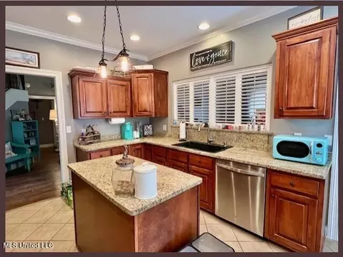 Kitchen - 1742 W Keenlan Dr, Hernando, MS 38632 photo 4 of 6
