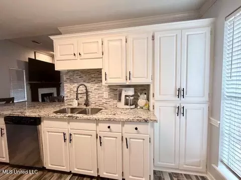 Kitchen - 604 Madeline Cv, Florence, MS 39073 photo 2 of 4
