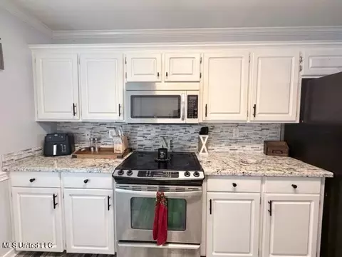 Kitchen - 604 Madeline Cv, Florence, MS 39073 photo 4 of 4