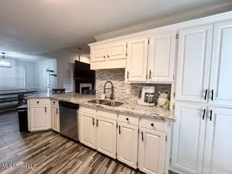 Kitchen - 604 Madeline Cv, Florence, MS 39073 photo 3 of 4