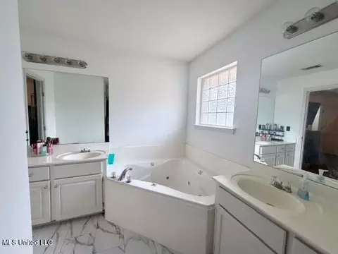 Bath - 604 Madeline Cv, Florence, MS 39073 photo 2 of 3