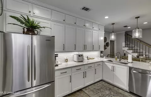 Kitchen - 602 Cliffview Dr, Brandon, MS 39047 photo 1 of 7