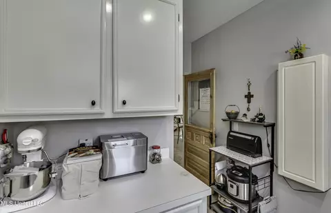 Kitchen - 602 Cliffview Dr, Brandon, MS 39047 photo 6 of 7
